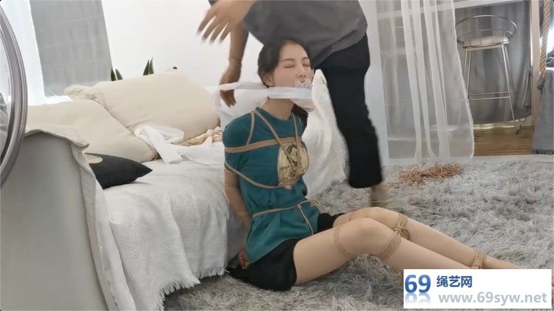 奥特曼也很酷_美人虐待：莞尔六种方式轮番堵嘴丝袜+口球/47分钟