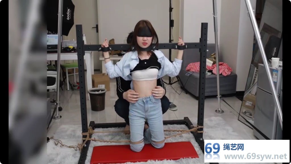 心悦艺术 00后小萝莉文文拘束架完全拘束T教TK+揉按摩/22分钟