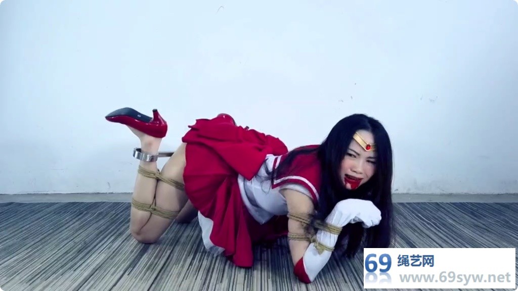 樱束 美少女战士 被绑成人形犬，还要加上钢枷爬行/19分钟