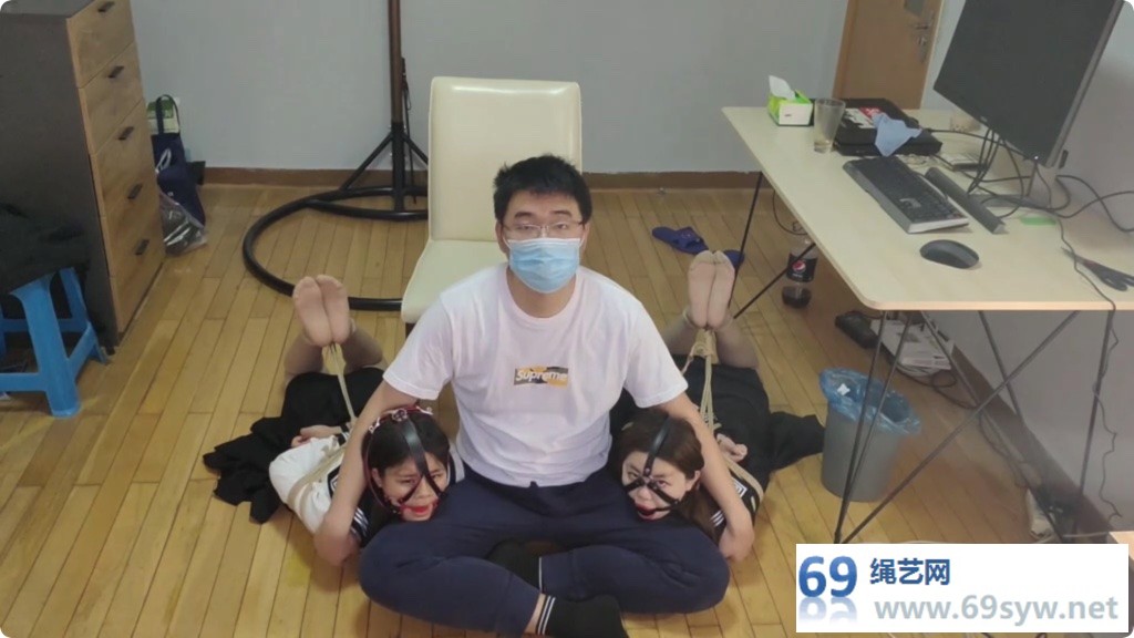 玩奴 肉丝可爱双妹束缚 超紧驷马放置同时TK 人肉脚垫/42分钟