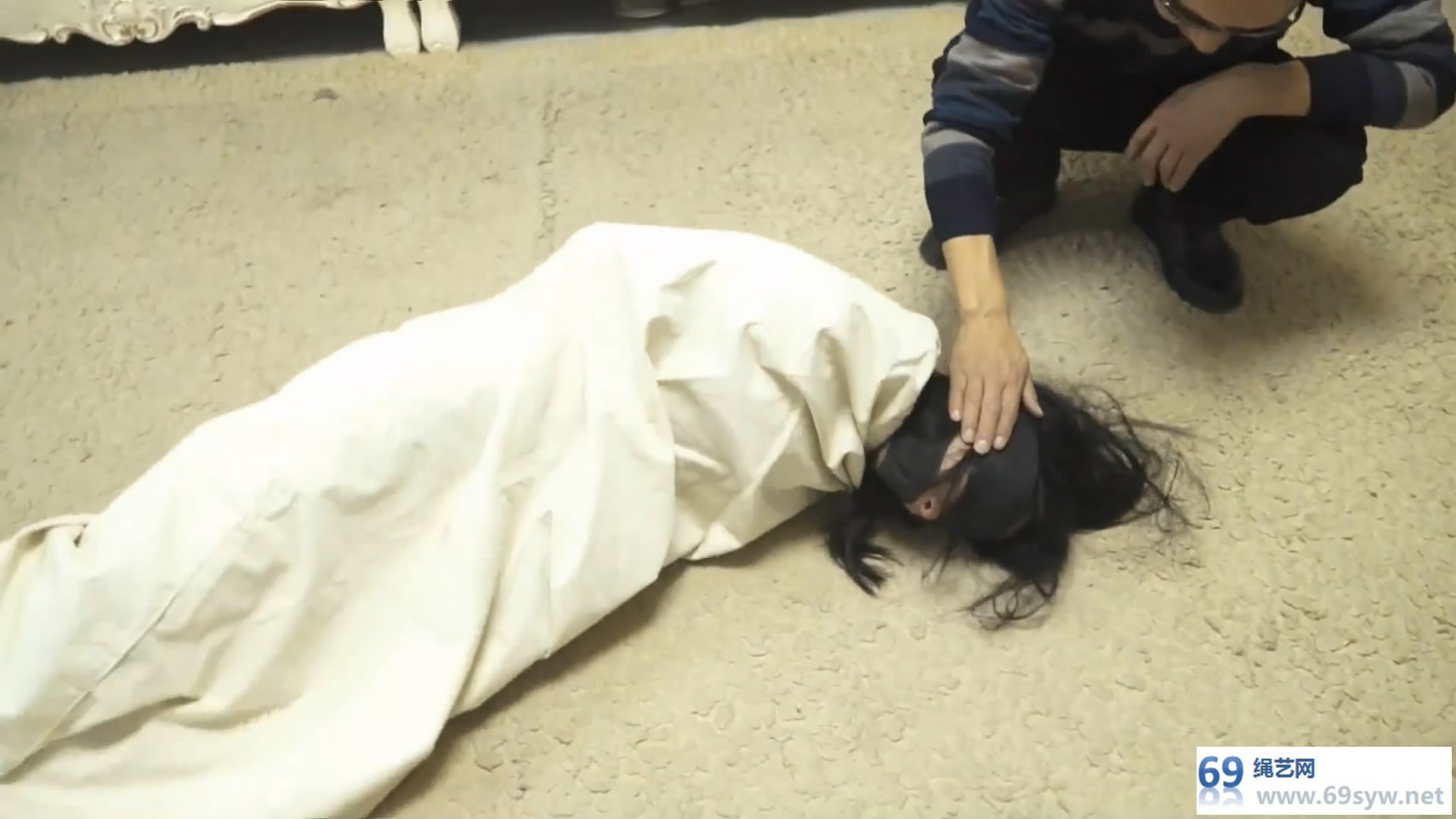 网盘 逍遥定制_美女夏炎被劫持装袋挣扎剧烈/22分钟