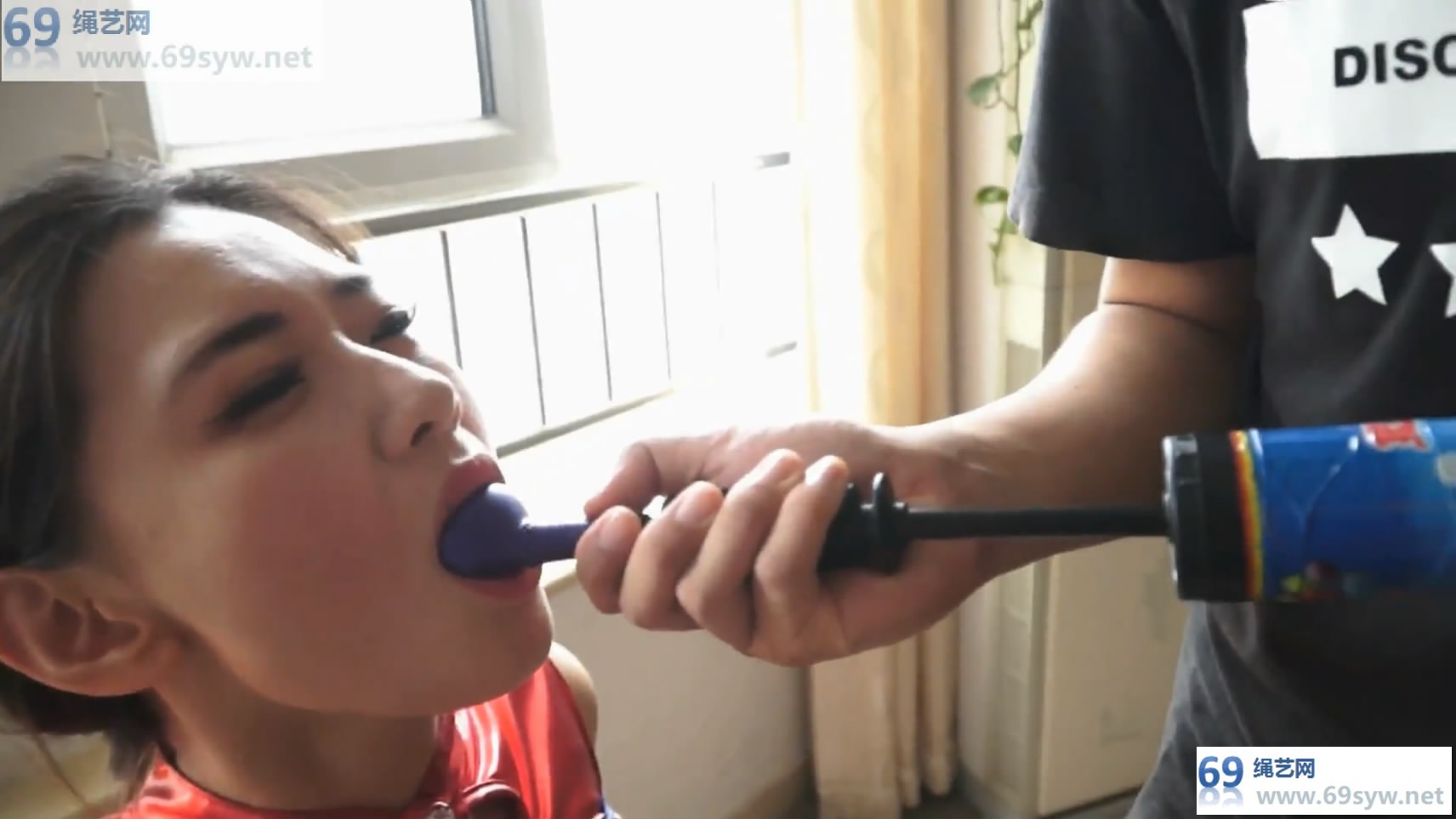  逍遥定制_礼仪小姐罗薇薇惨遭花式堵嘴，内裤罩头/32分钟