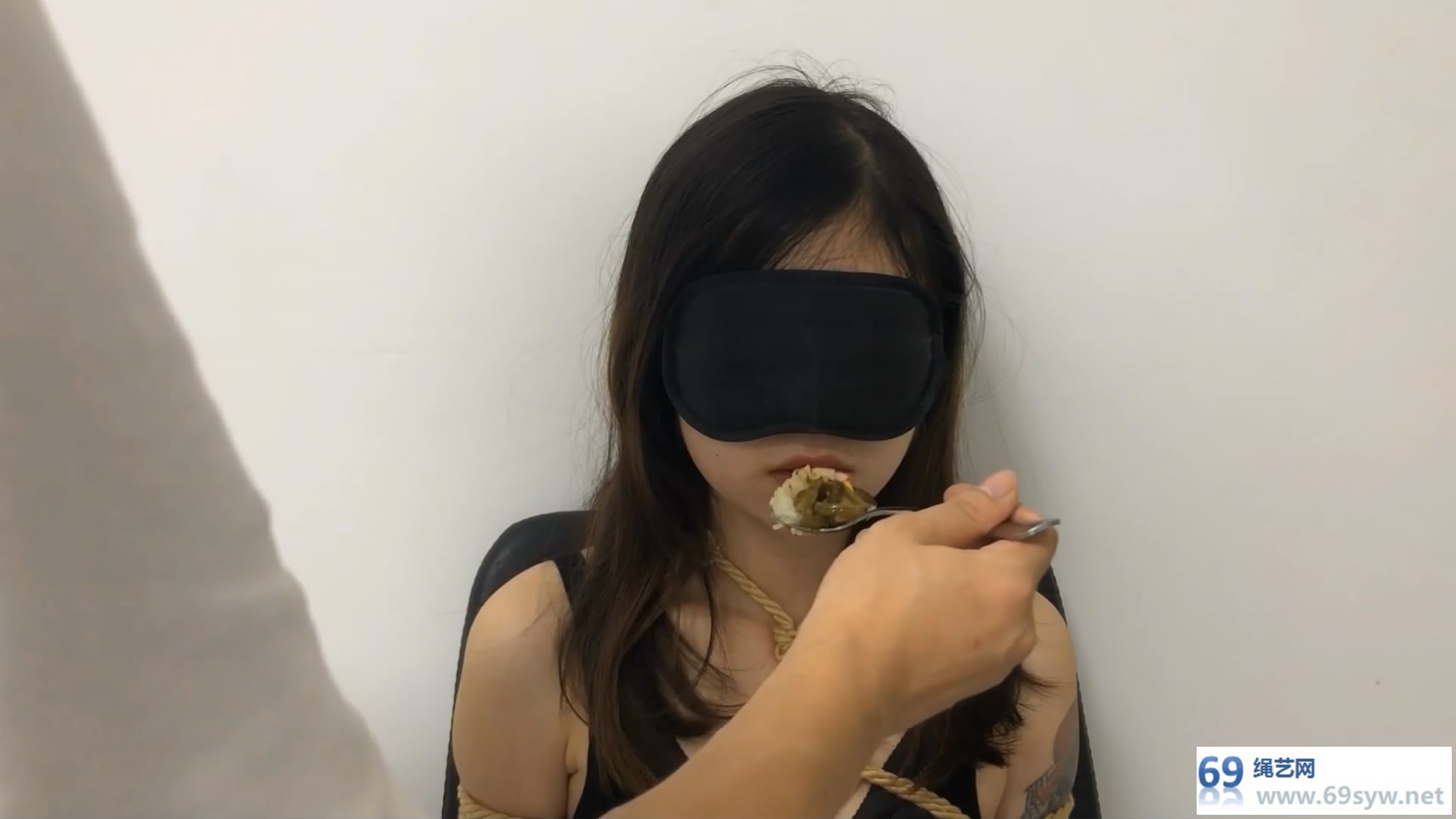  -【FXX】关闭感官 堵嘴 堵耳 固定放置 捆绑喂食/52分钟