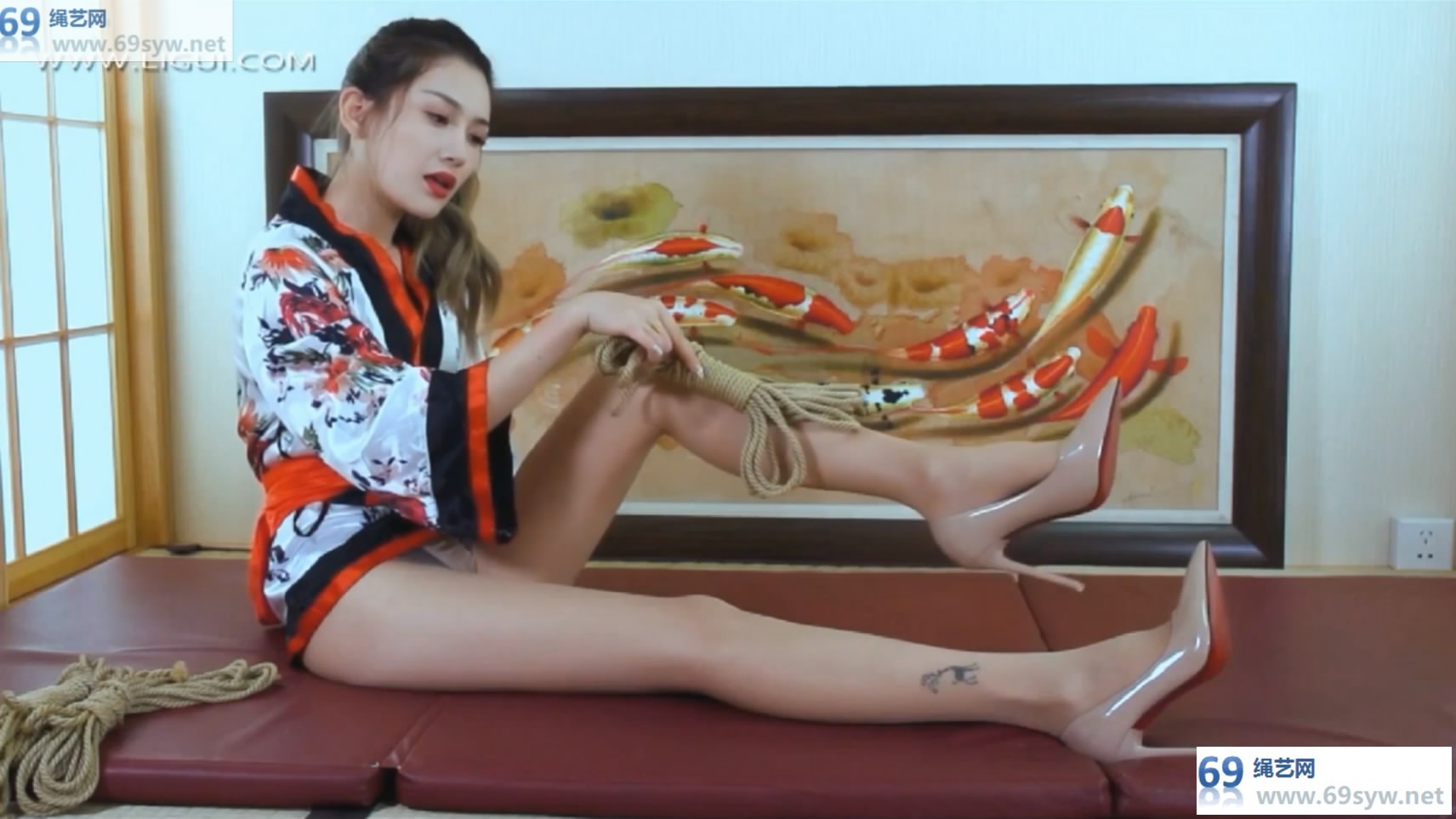 丽柜美束_紧缚丽莲-甜甜 丝袜勒嘴 捆足/12分钟