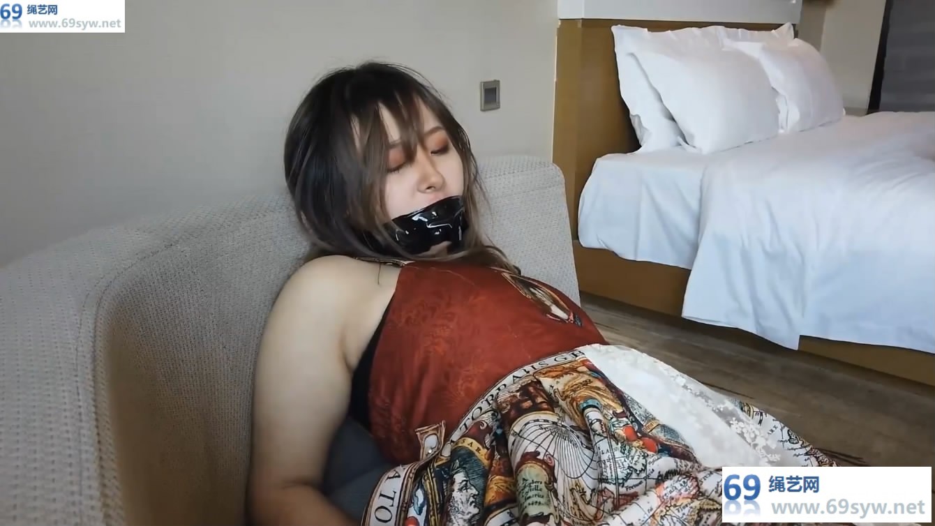 看个脸系列 高颜值妹子胶水粘嘴想张嘴却张不开只能闭着嘴哼哼/44分钟