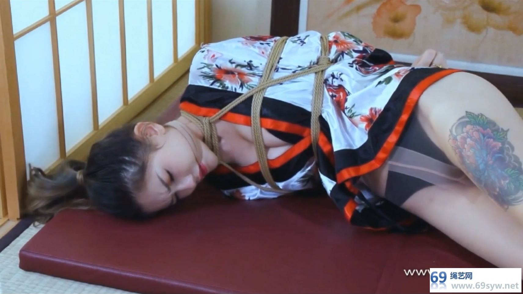 丽柜美束_紧缚丽莲-甜甜 丝袜勒嘴 捆足/12分钟