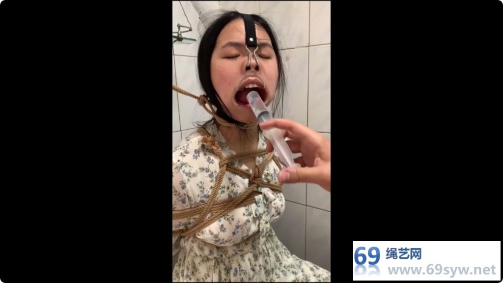 玩奴 厕所虐颜T教 强制张口喷射/14分钟