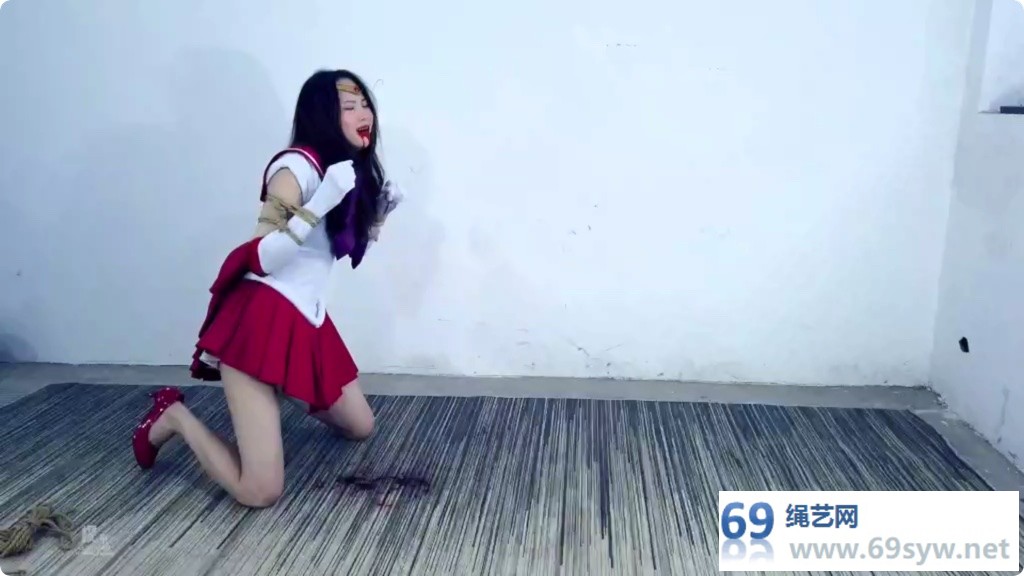 樱束 美少女战士 被绑成人形犬，还要加上钢枷爬行/19分钟