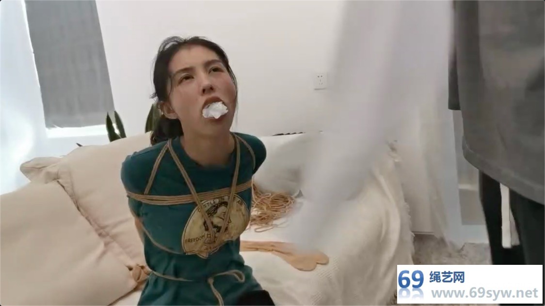 奥特曼也很酷_美人虐待：莞尔六种方式轮番堵嘴丝袜+口球/47分钟