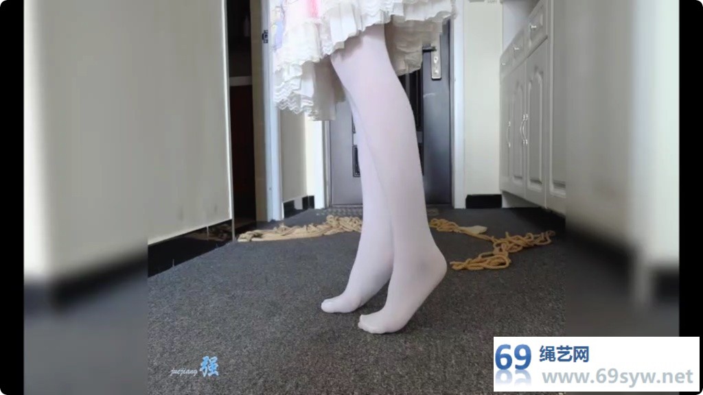白丝lo娘小零的日常 吊起来玩 绑的很紧 口球很大/22分钟