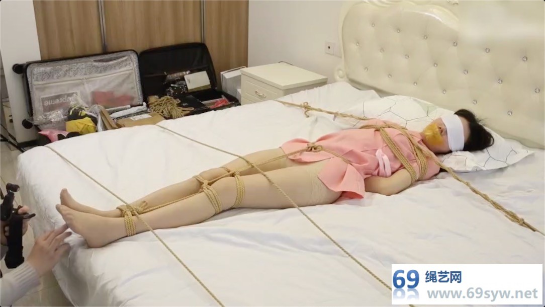 心悦艺束_晓雅粉红护士服，满屏都是大长腿/50分钟
