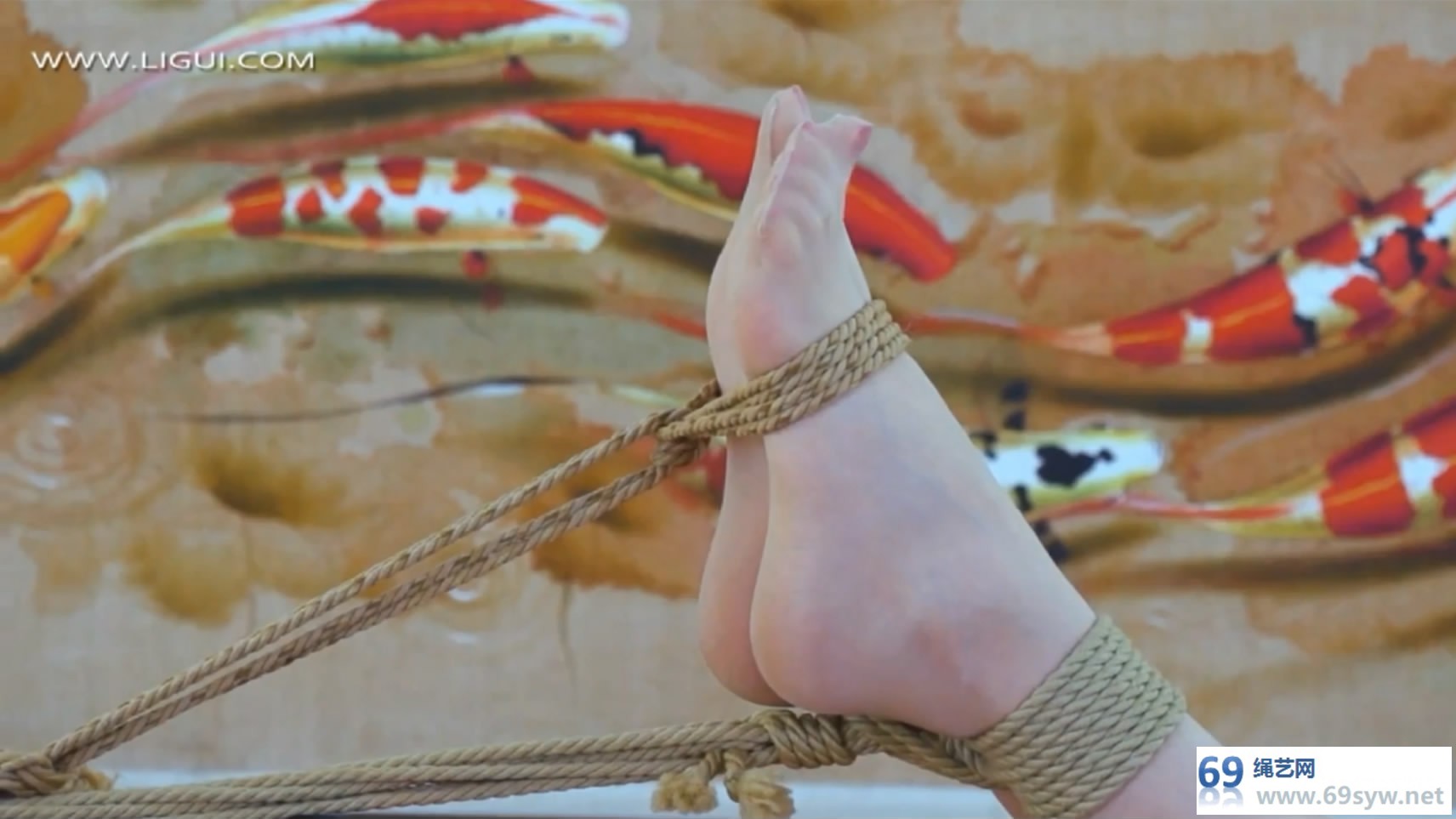 丽柜美束_紧缚丽莲-甜甜 丝袜勒嘴 捆足/12分钟