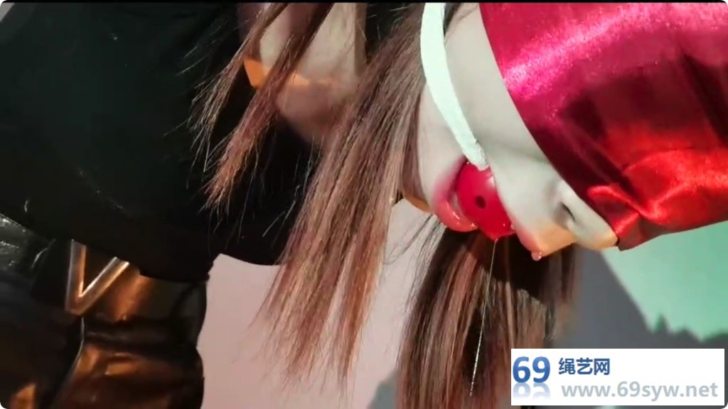 一绳所爱 美腿美眉被手铐吊在屋顶/7分钟