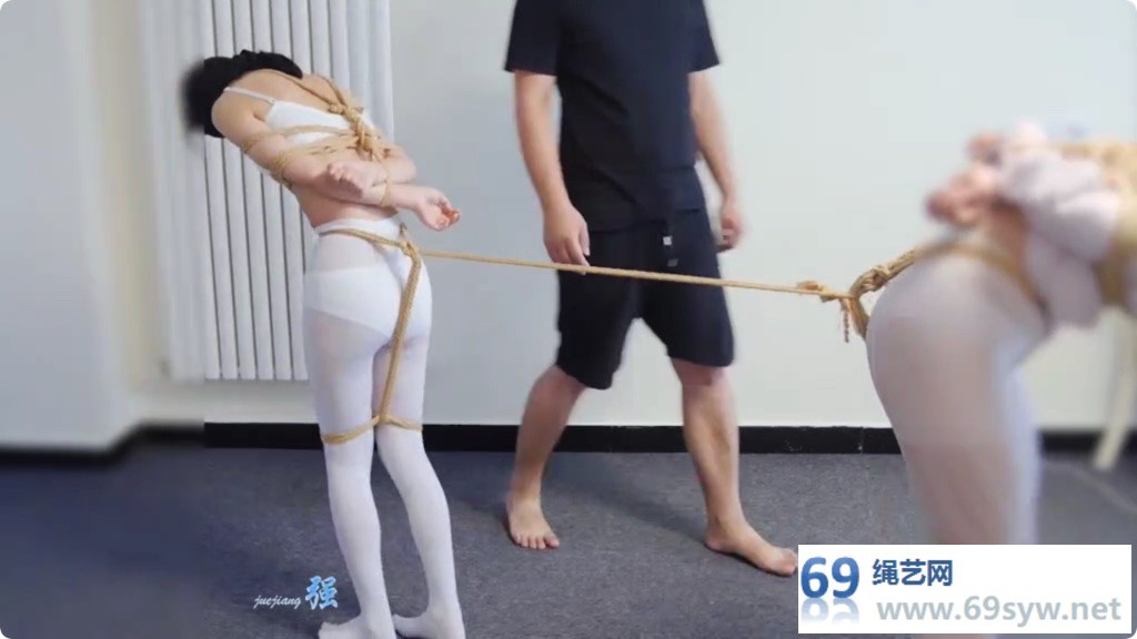 白丝双奴 小开和小舞背对背紧缚股绳拔河/21分钟