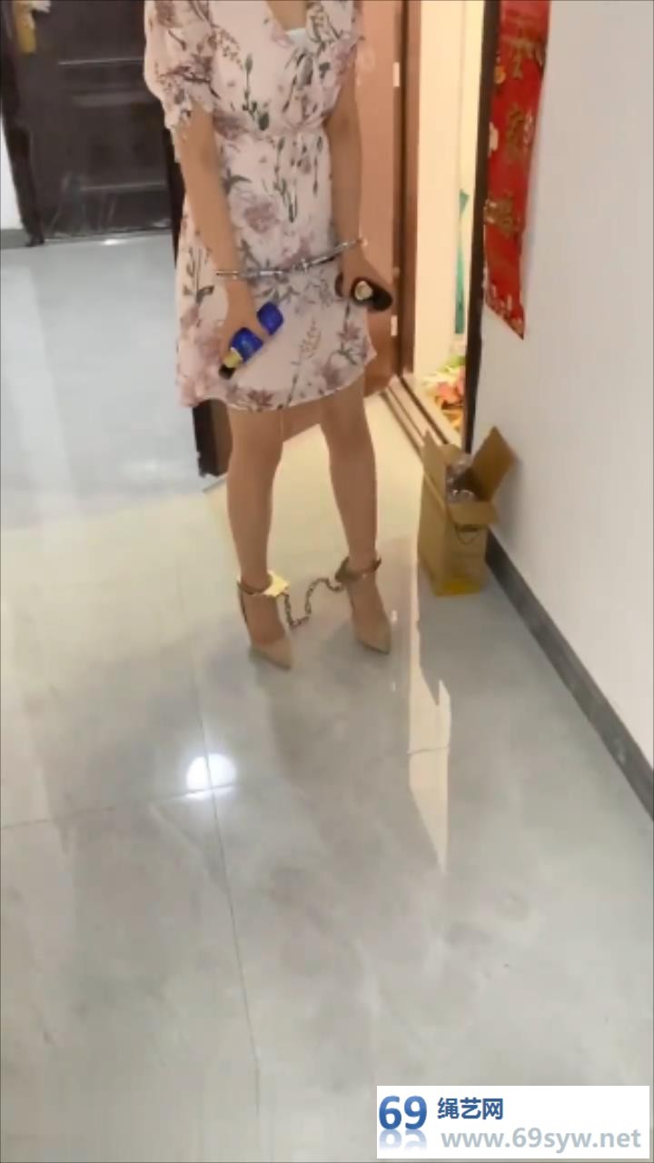 带镣铐取快递的小姐姐/15分钟