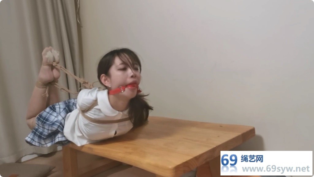 奥特曼 JK美女珊珊欧式驷马放置挣扎 丝袜捆足/56分钟