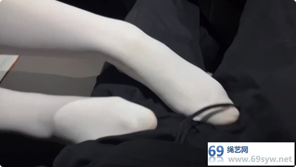 臭脚妹妹 小白鞋冬日失禁物语 绯色情人节 户外脚镣/19分钟