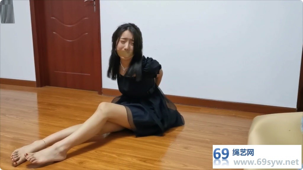 清纯性感美女小丁脚穿高跟鞋被入室捆绑胶带封嘴微剧情/50分钟