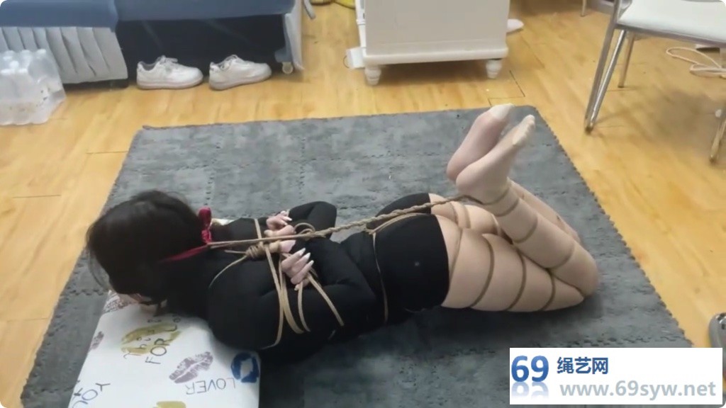 贝特 小洁细绳后高手超紧驷马 日式开腿缚勒嘴驷马 跪走提放/60分钟