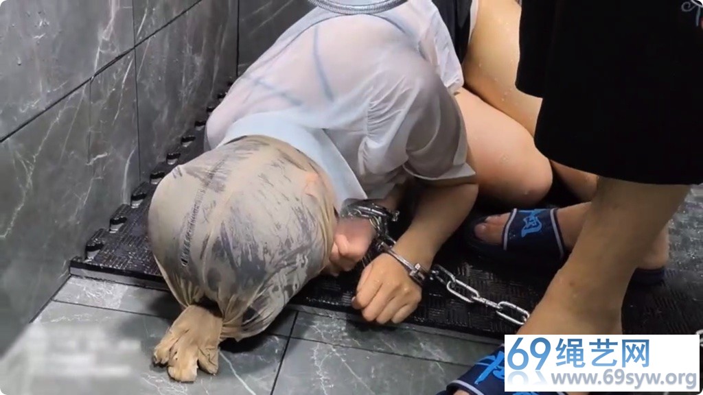 雨辰 小Q奴隶养成记 第二部 圣水 踩踏 铁索镣铐 丝袜包头/41分钟