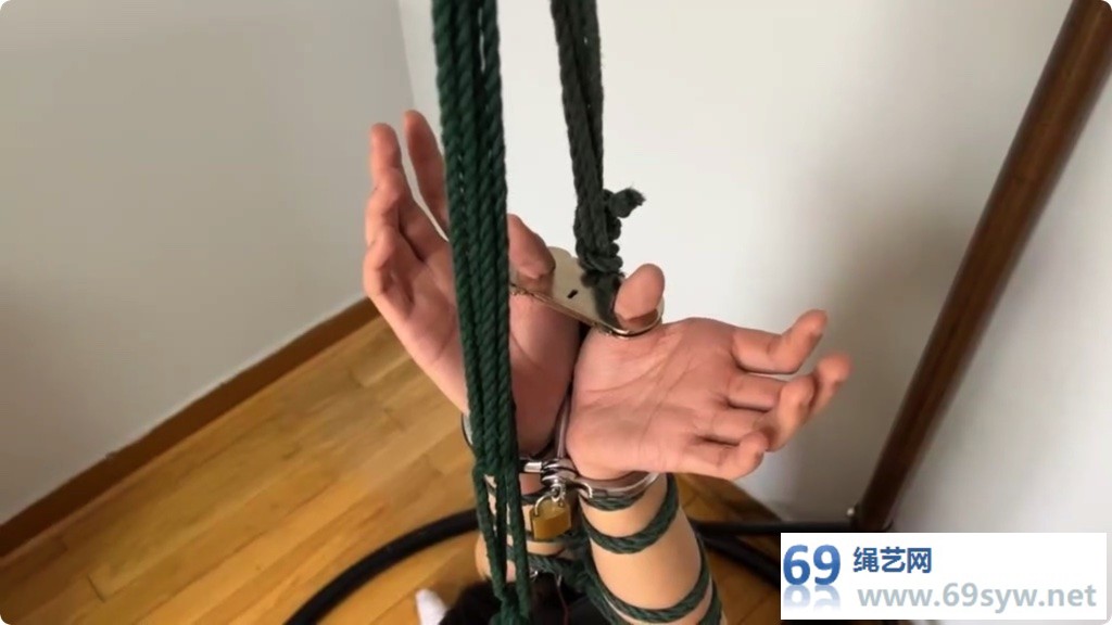 玩奴_欣妍 漂亮妹子圣诞装硬核挠痒双足同时tk，指铐+手铐麻绳/25分钟