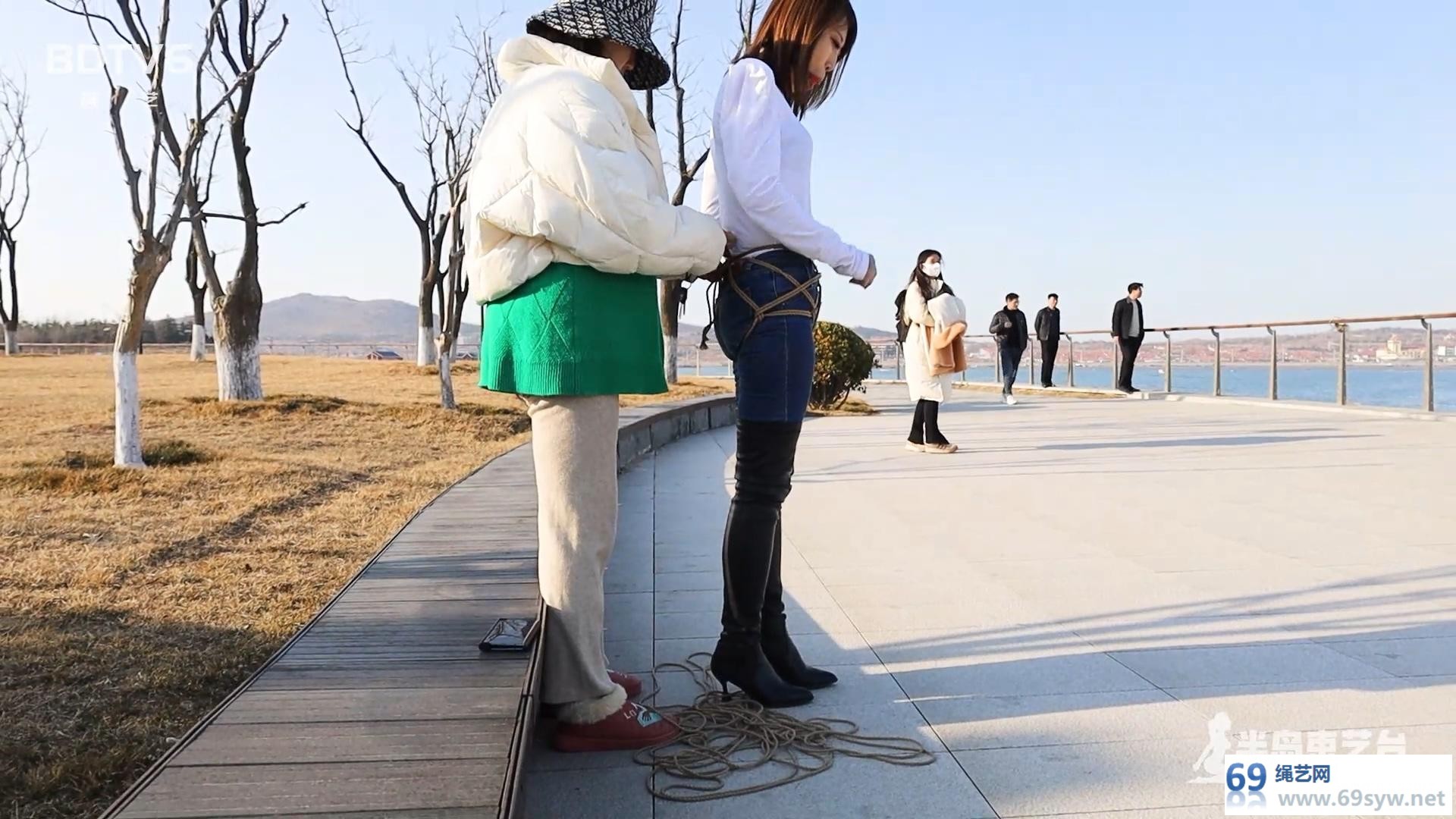 半岛  三顺的户外捆绑 羞耻的请求路人松绑/31分钟