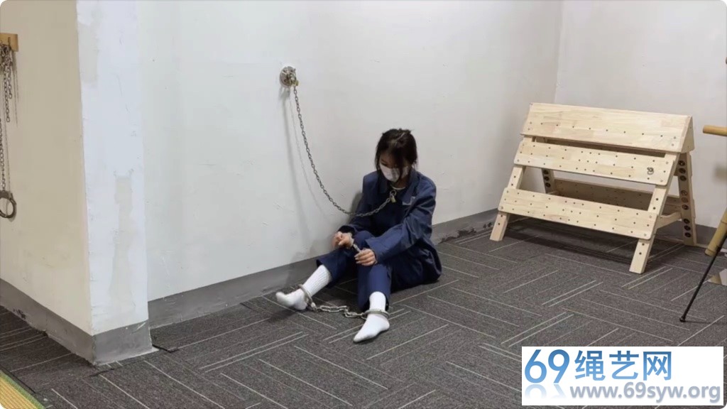 GB涵涵 白袜女囚戴死铐收拾杂物不力，被惩罚戴铐跪爬驷马/38分钟