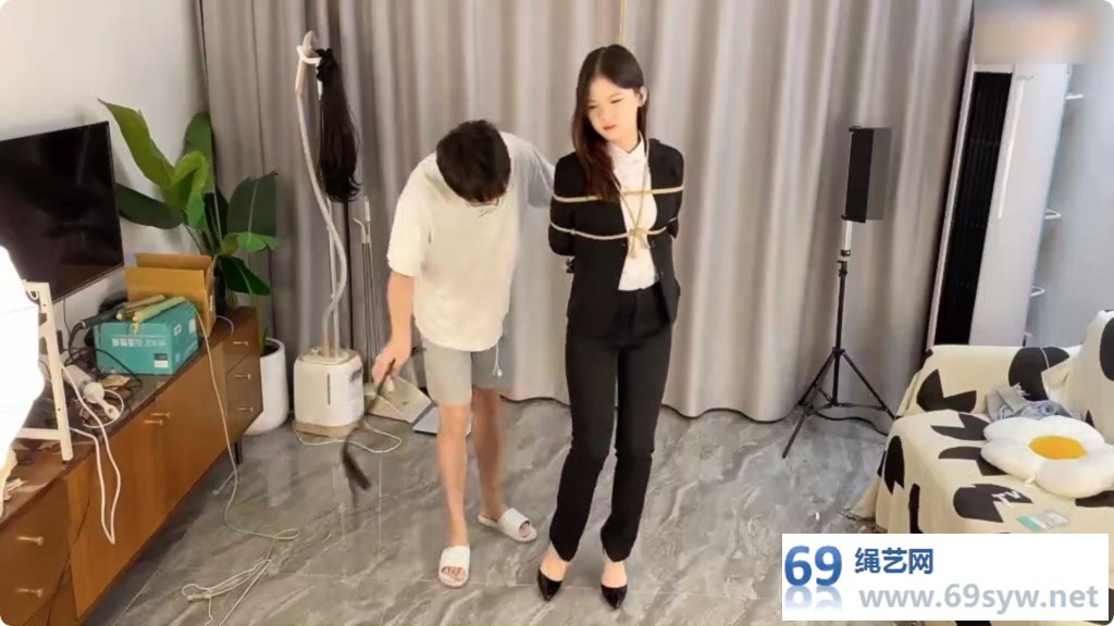 xiao素素剧情 女赏金大盗潜入公司偷取重要数据U盘 上黑丝换装/24分钟