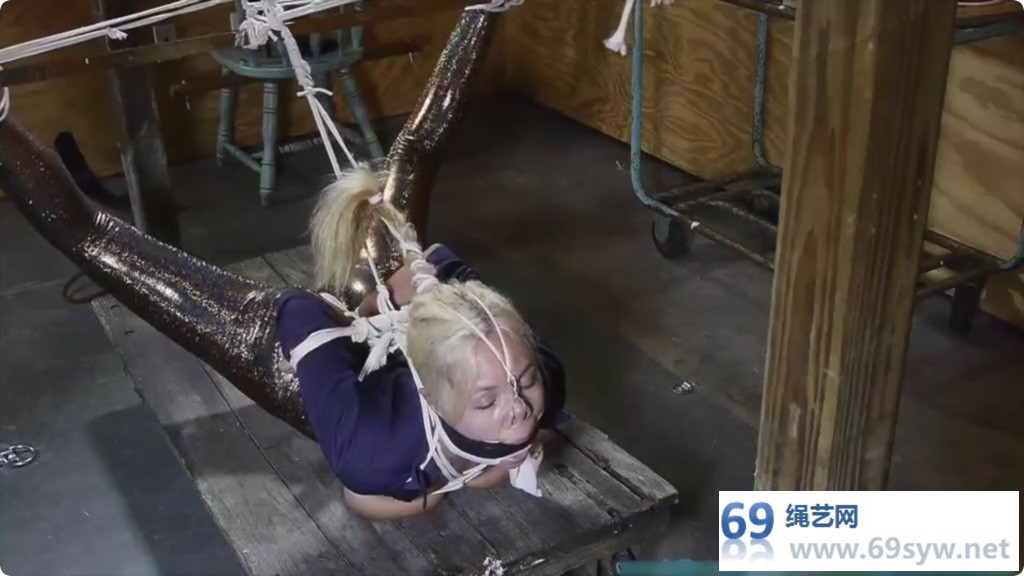 极限驷马虐颜 Miss Glitter Pants in a Legs Spread Hogtie/17分钟