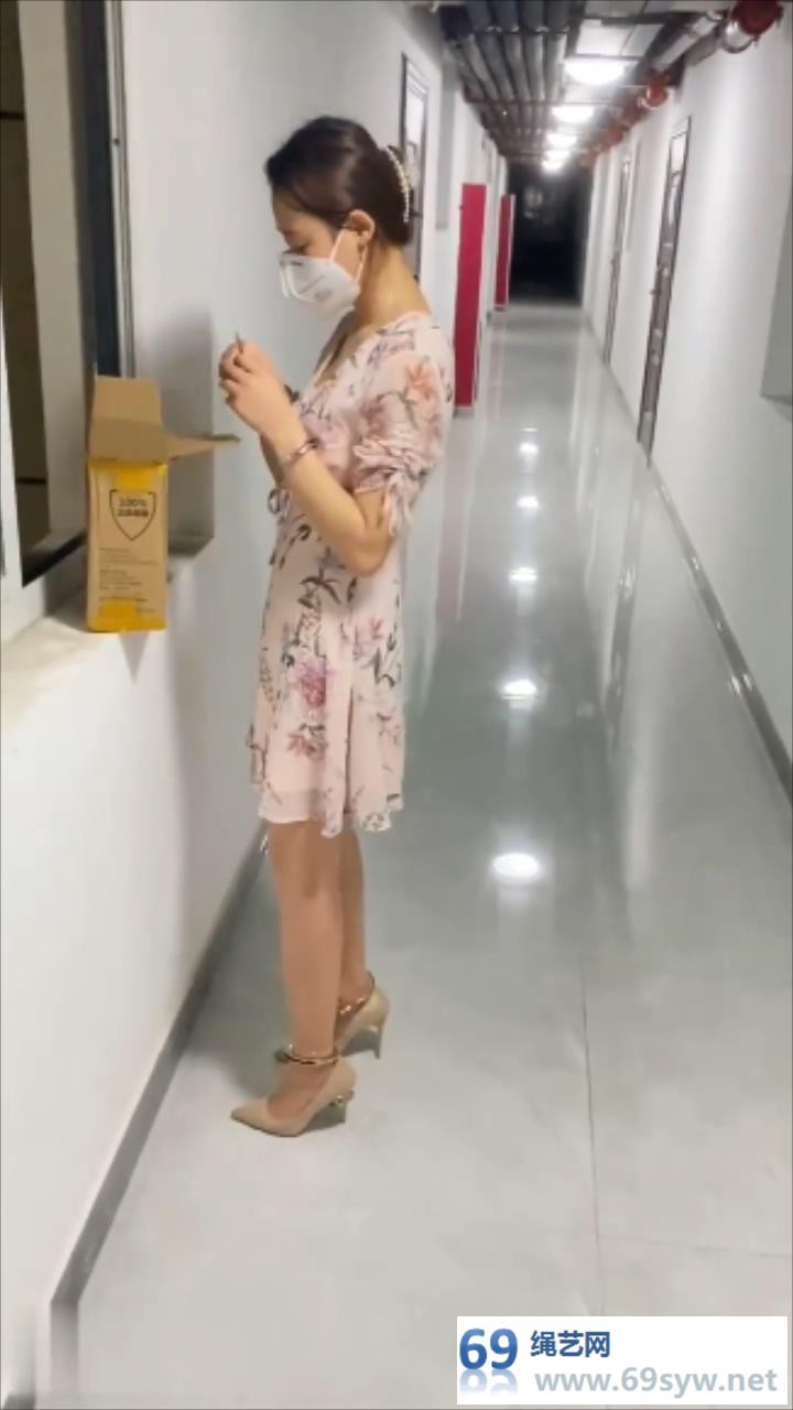 带镣铐取快递的小姐姐/15分钟 带镣铐取快递的小姐姐/15分钟