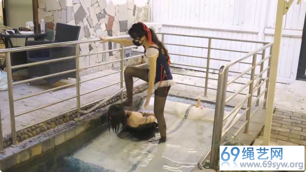 绿帽学院 双人 女王踩踏高跟鞋入水 嘴叉入 水中舔女王黑丝/26分钟