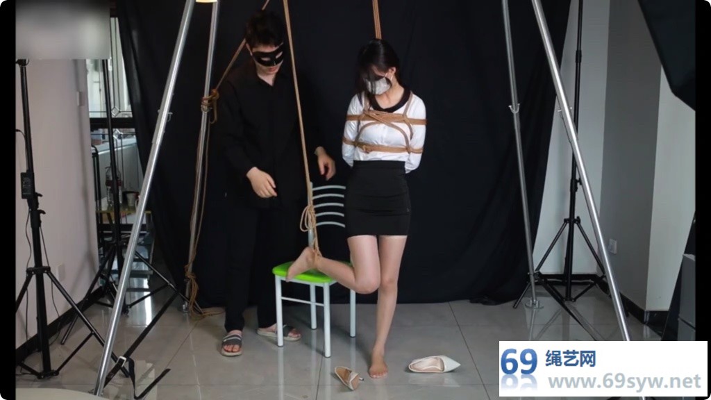 心悦艺术 诗诗00后少女 性感肉丝高跟ol单脚放置/26分钟
