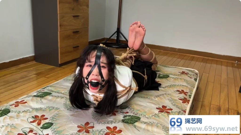 玩奴 爆杀驷马 可爱妹子美香的极限并肘驷马 泪目哀求太紧了/41分钟