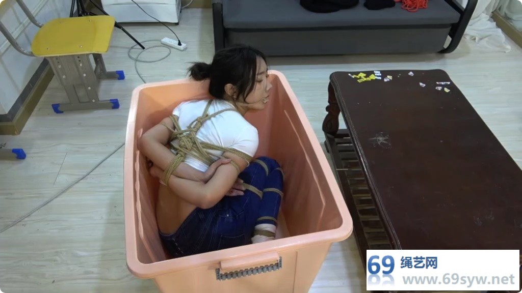 美束映画剧情 小丁下班被猥琐男尾随回家 在楼梯间被捂晕扛走/24分钟