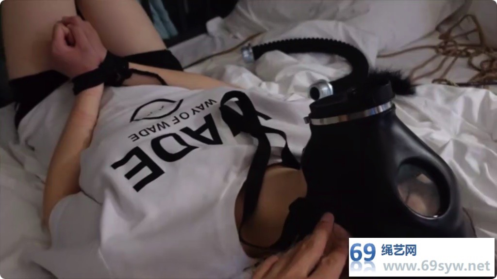 橙子 小芳妹子被绑在栏杆上tk 打脚心，最后戴上防毒面具窒息/23分钟