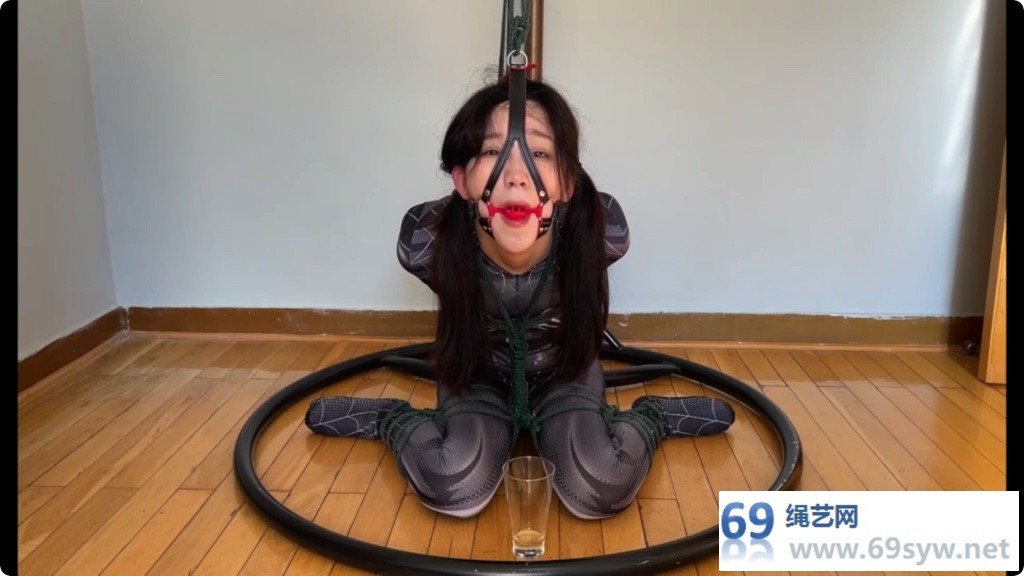 玩奴 全包紧身美少女蜘蛛侠欣妍 极限后手镣铐吊TK/50分钟