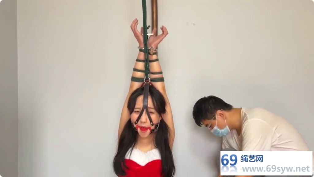 玩奴_欣妍 漂亮妹子圣诞装硬核挠痒双足同时tk，指铐+手铐麻绳/25分钟