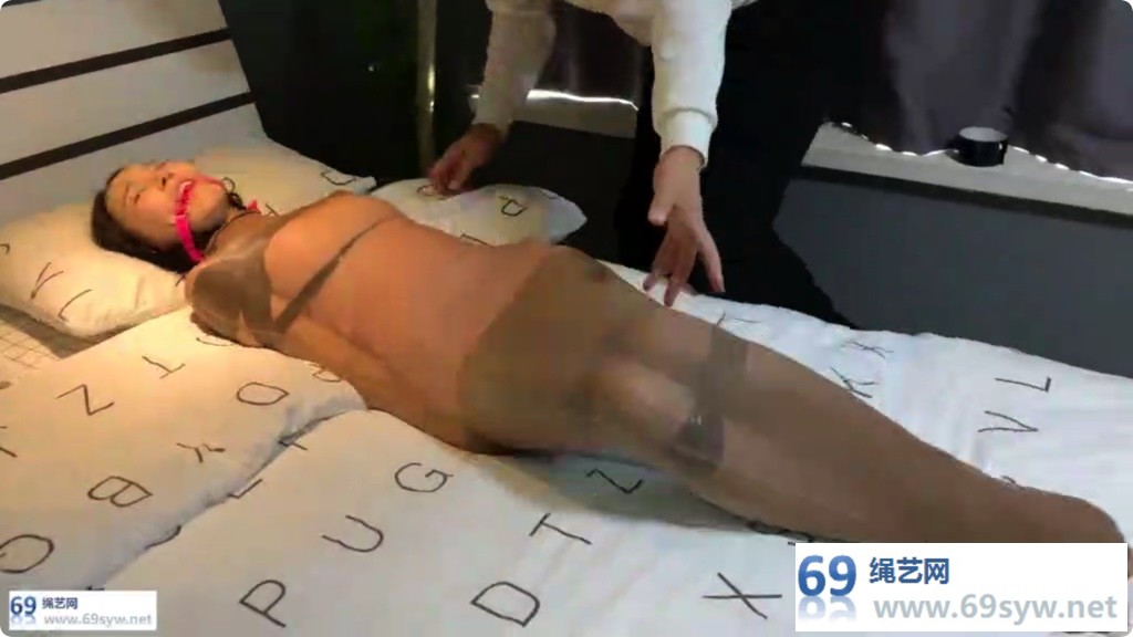 误闯女王府3 曾经女S的奴隶上门报复女S，把她包成了木乃伊/19分钟