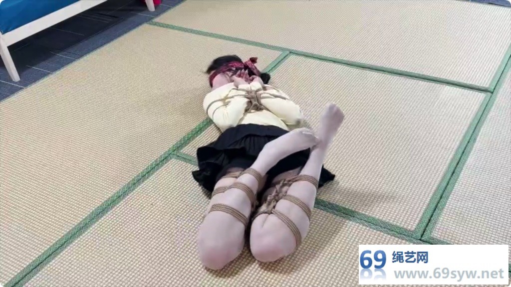 GB涵涵 后手观音分腿驷马肌肉贴封嘴/34分钟视频下载