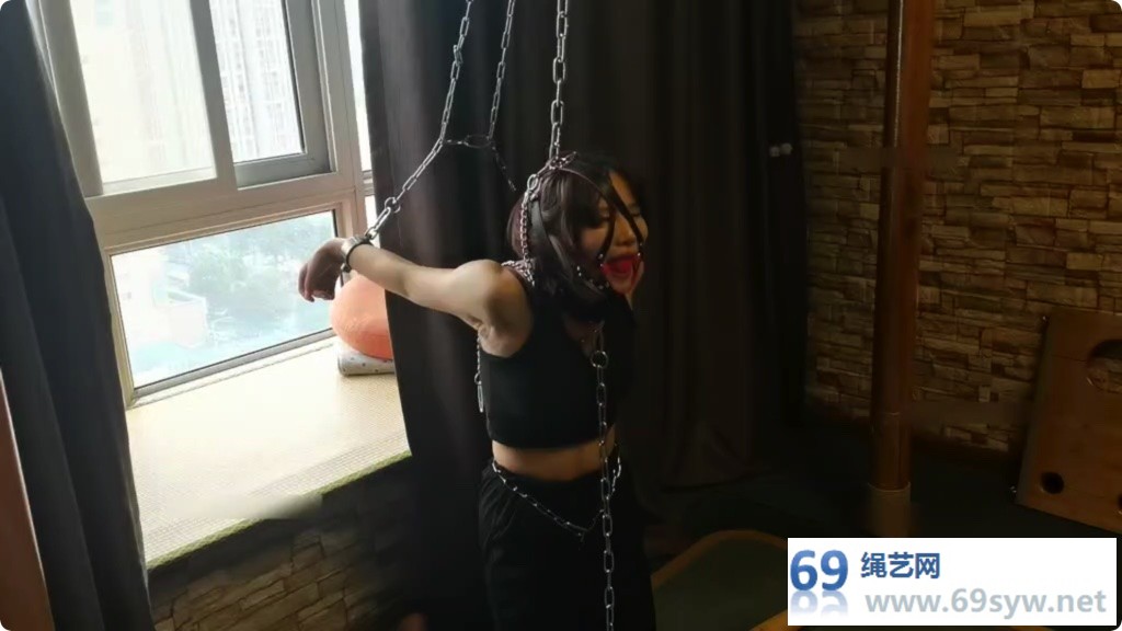 一绳所爱 女孩刘盼盼被铁链锁住 受尽折磨/36分钟