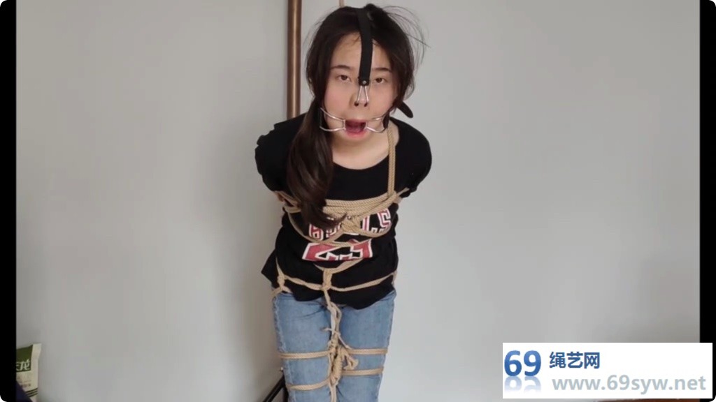 玩奴 萌妹小夏小舔犬舌头T教 口环鼻钩 麻花腿立式紧缚/16分钟