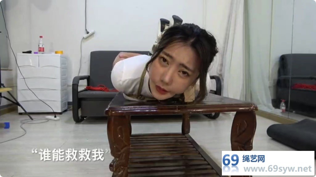 美束映画剧情 小丁下班被猥琐男尾随回家 在楼梯间被捂晕扛走/24分钟