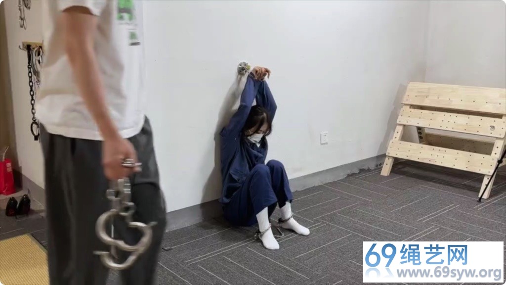 GB涵涵 白袜女囚戴死铐收拾杂物不力，被惩罚戴铐跪爬驷马/38分钟