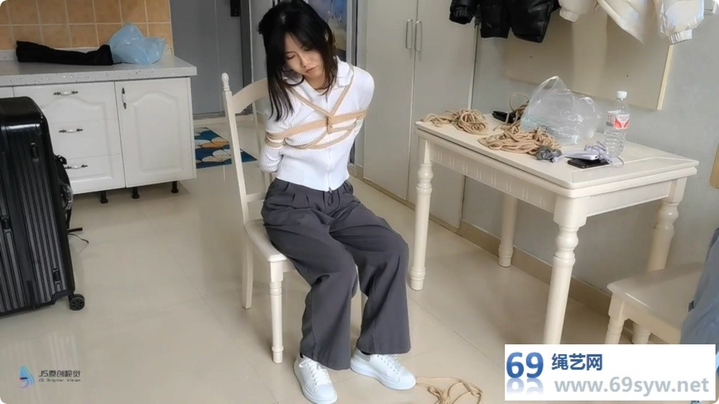 JS 白衣清纯妹子体验捆绑日式 /31分钟