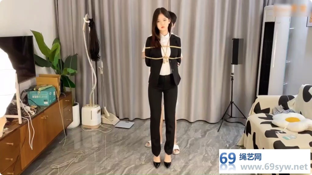 xiao素素 女赏金大盗潜入公司偷取重要数据U盘 下 垃圾桶丢弃/24分钟