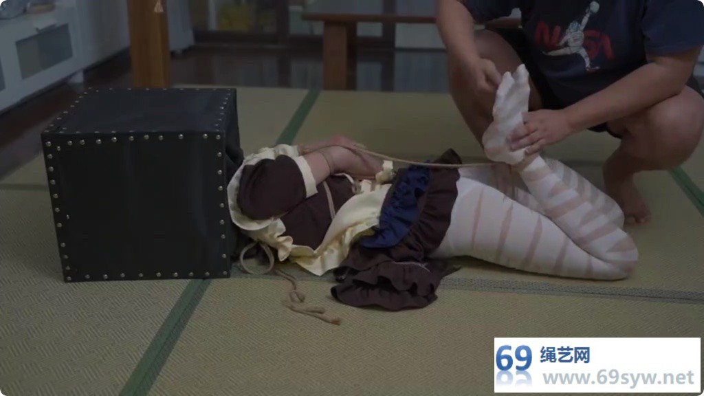 象人 嗷嗷 束缚头箱 直臂驷马女仆双色丝袜站在头上/18分钟