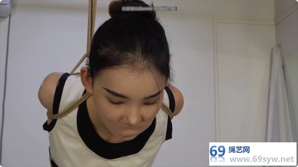 美束映画 果果 黑色长筒袜+超短裙 超紧直臂捆绑 胶带包手/25分钟