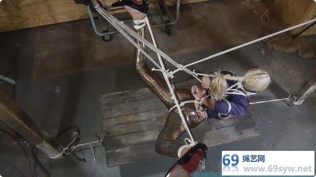 极限驷马虐颜 Miss Glitter Pants in a Legs Spread Hogtie/17分钟