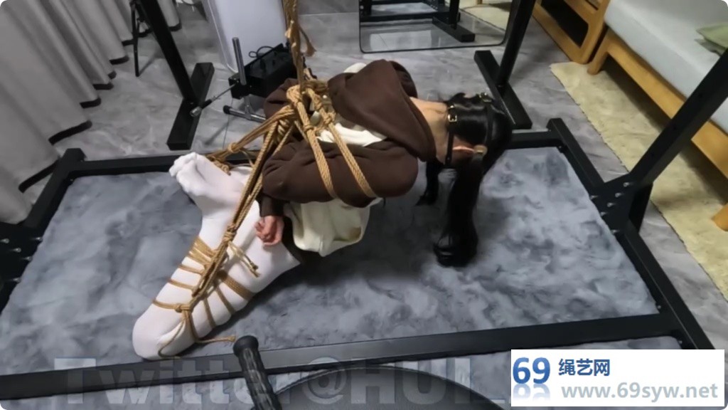 HUI 高难度尝试 内置 白丝 潼潼被吊着疼得从头哭到尾/31分钟