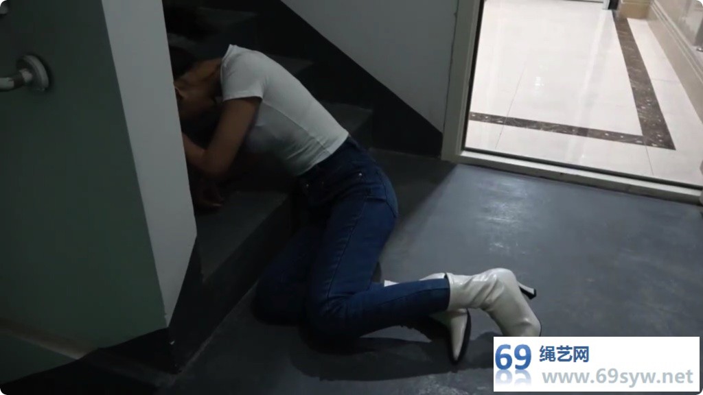 美束映画剧情 小丁下班被猥琐男尾随回家 在楼梯间被捂晕扛走/24分钟